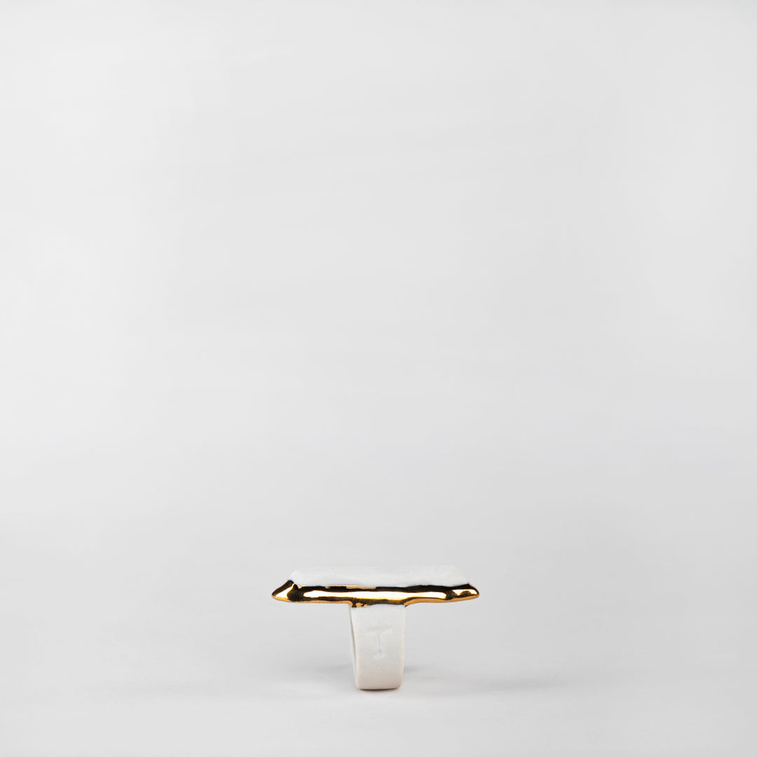 ANILLO CORTE ROCA ESMERALDA PORCELANA #13 C/ORO 14 K | Trinitate