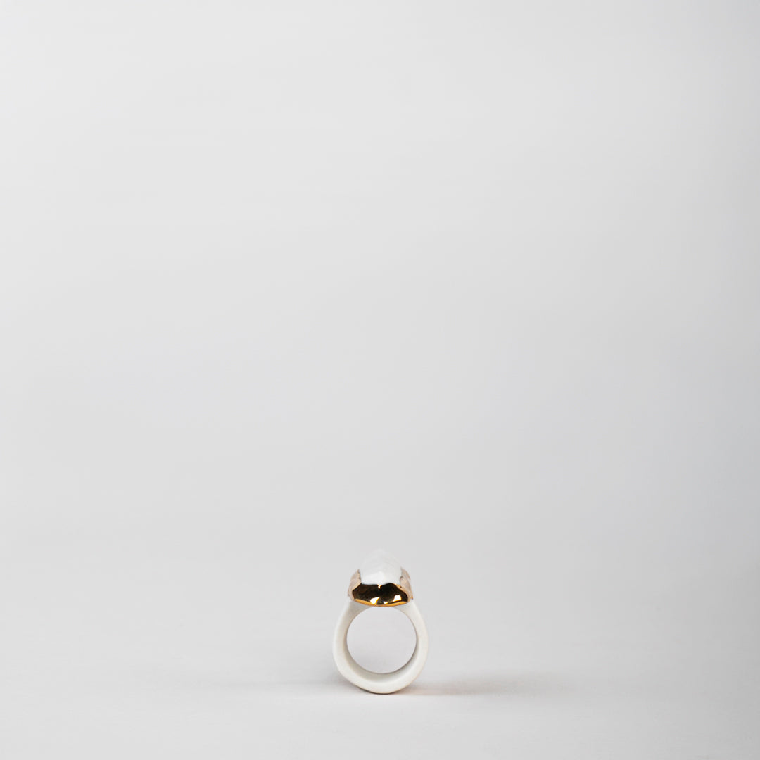 ANILLO CORTE ROCA ESMERALDA PORCELANA #13 C/ORO 14 K | Trinitate