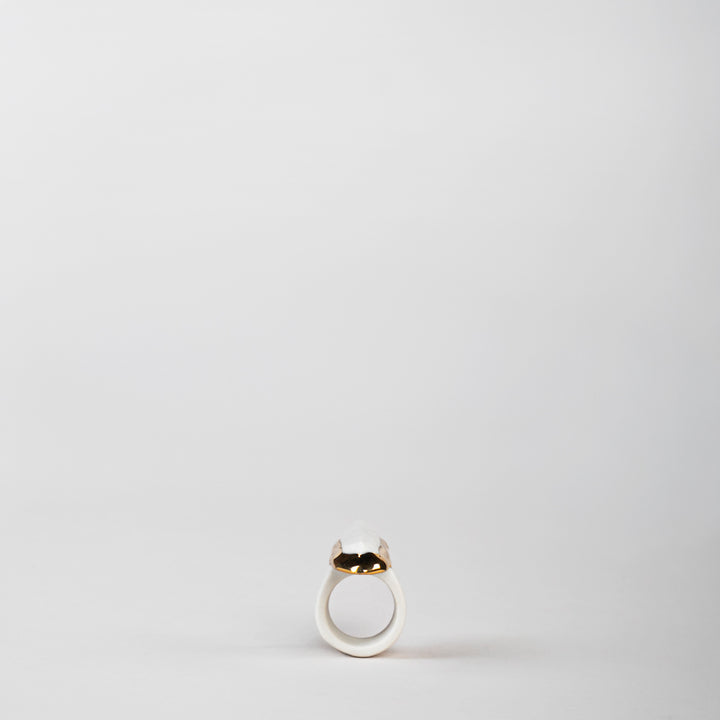 ANILLO CORTE ROCA ESMERALDA PORCELANA #13 C/ORO 14 K | Trinitate