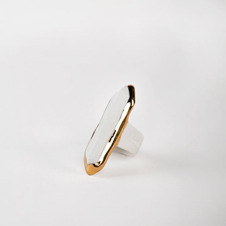 ANILLO CORTE ROCA ESMERALDA PORCELANA #13 C/ORO 14 K | Trinitate