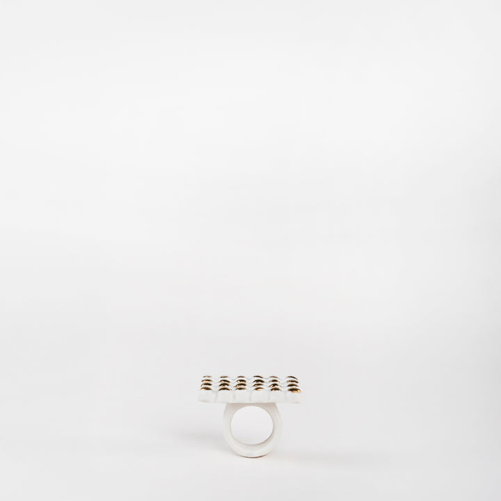 ANILLO CORTE ROCA PORCELANA #13 C/ORO 14K | Trinitate