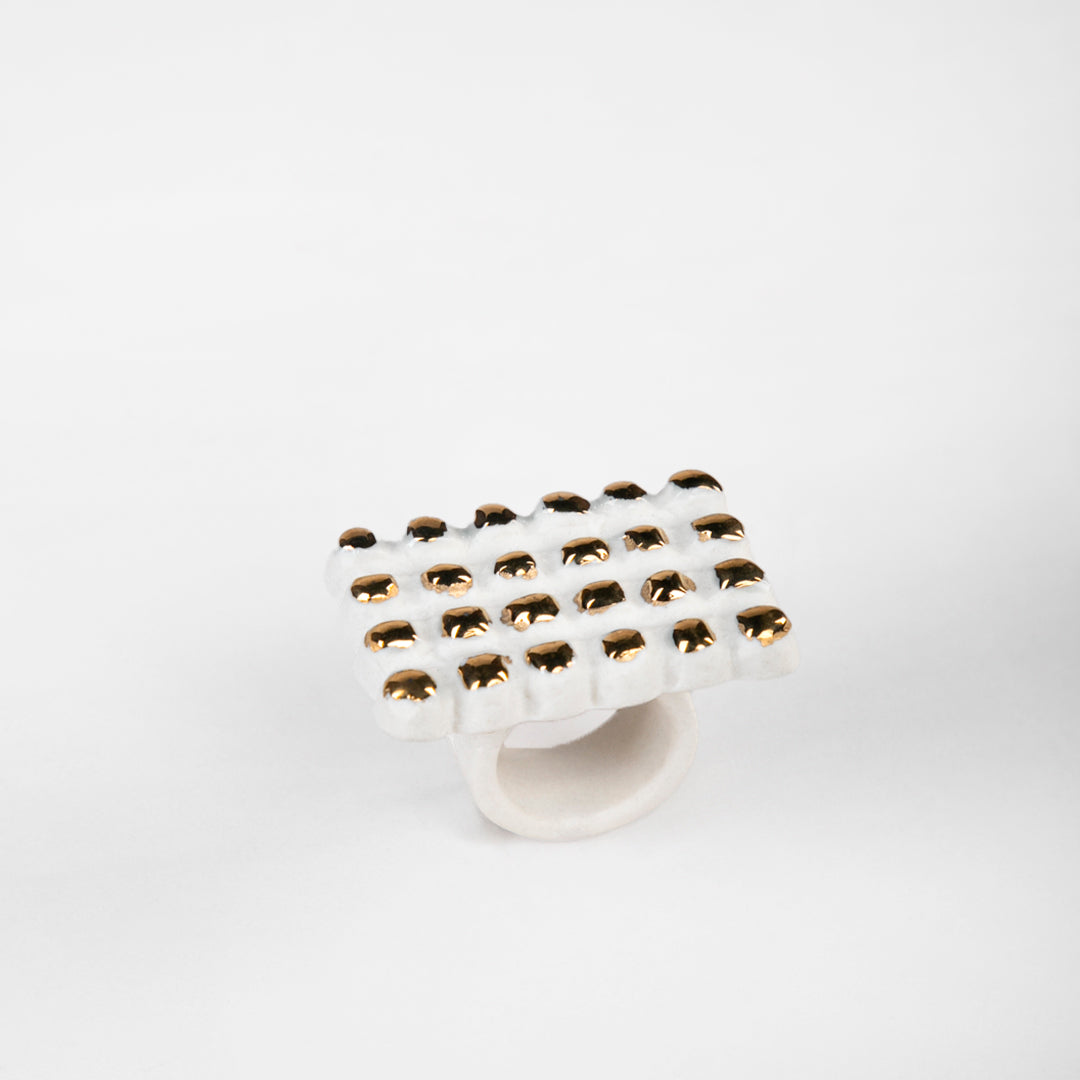 ANILLO CORTE ROCA PORCELANA #13 C/ORO 14K | Trinitate