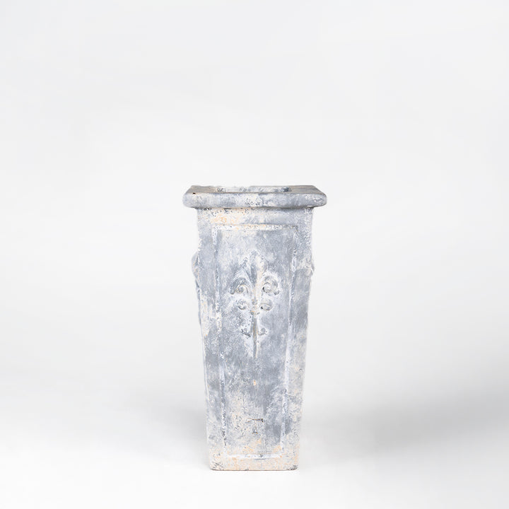 PEDESTAL FLOR DE LIZ 85CM AL 49CM L