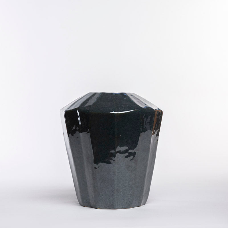 FLORERO ANGULAR 25.5CM AL 24.5CM D | Trinitate