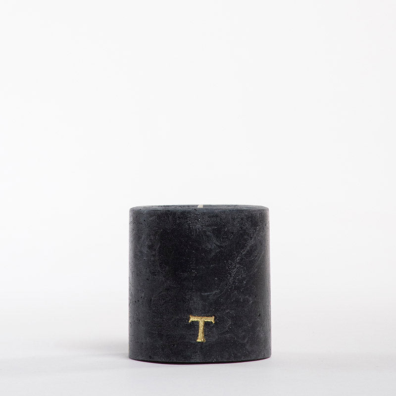 PILAR 7.5 X 7.5 CM PINK PEPPER & TONKA 300 G - NEGRO | Trinitate