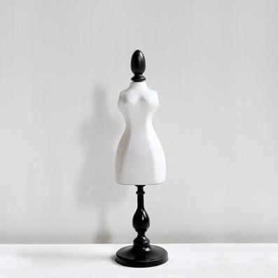 MANIQUI CON BASE MADERA 50CM AL 14.5CM L 10CM AN | Trinitate